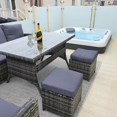 Premium Accommodation With Luxury Hot-Tub And Decking Area, Near Fantasy Island Ingoldmells Exterior photo