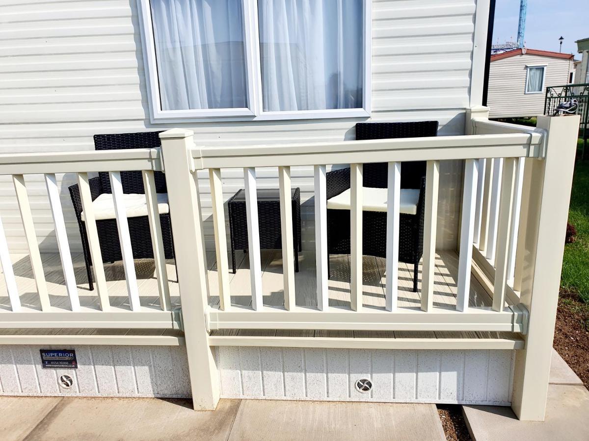 Premium Accommodation With Luxury Hot-Tub And Decking Area, Near Fantasy Island Ingoldmells Exterior photo