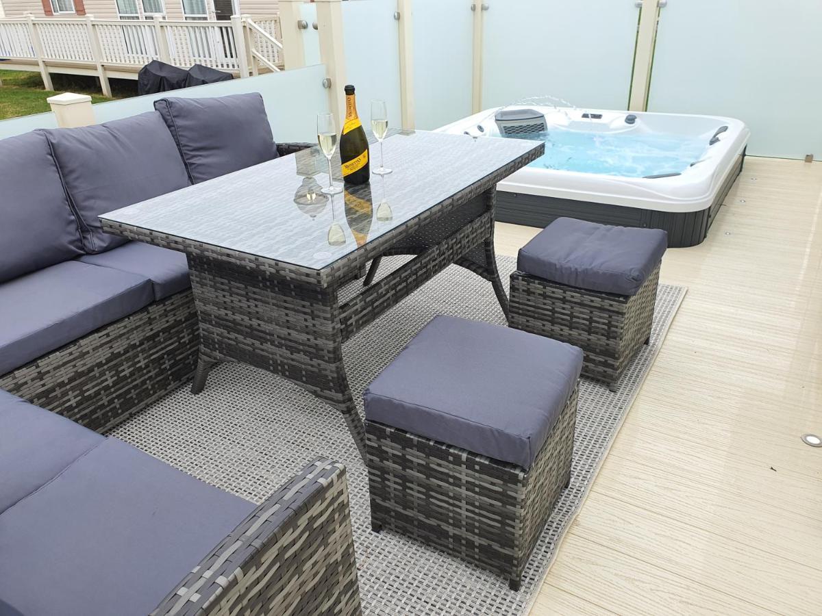 Premium Accommodation With Luxury Hot-Tub And Decking Area, Near Fantasy Island Ingoldmells Exterior photo