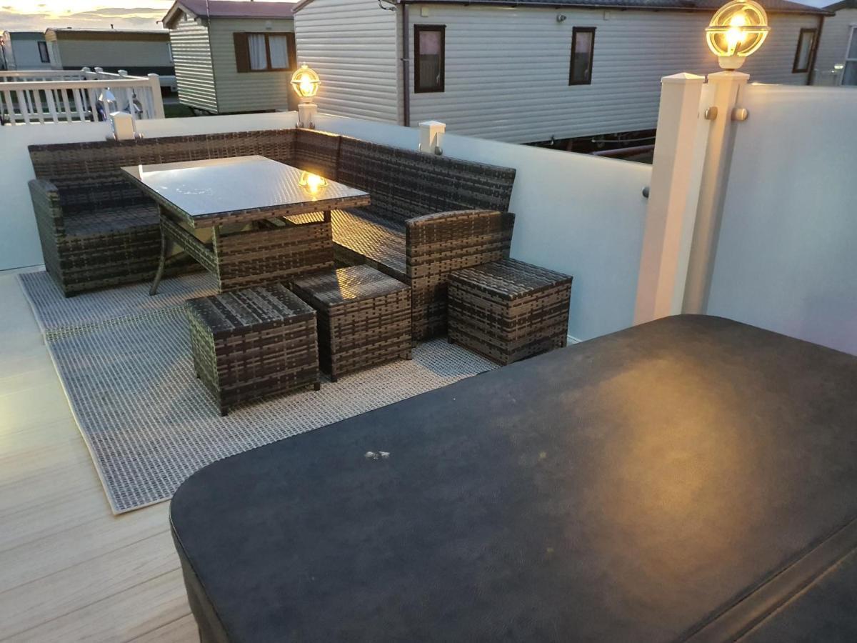 Premium Accommodation With Luxury Hot-Tub And Decking Area, Near Fantasy Island Ingoldmells Exterior photo